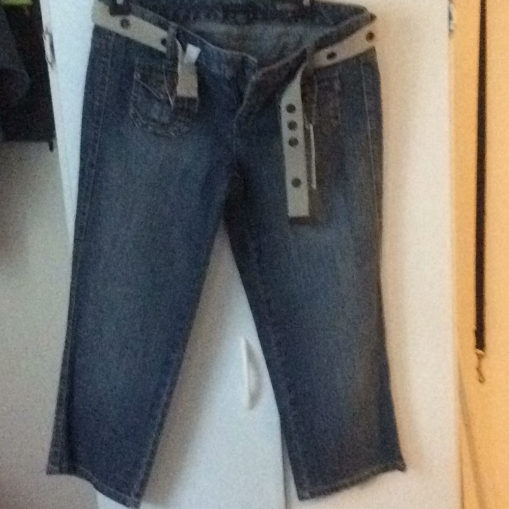 Cropped jeans, cute front pockets, nice belt